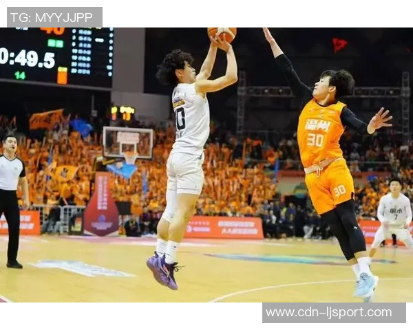 热爱篮球的我在球场上挥洒汗水与激情的每一个瞬间